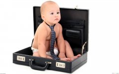 baby_in_a_business_suitcase_2560x1600.jpg