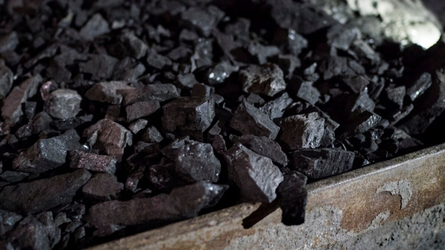 Каменный уголь возобновляемый. Шахта угольная антрацит. Антрацит уголь Шахты. Каменный уголь в Польше. Уголь из шахт.
